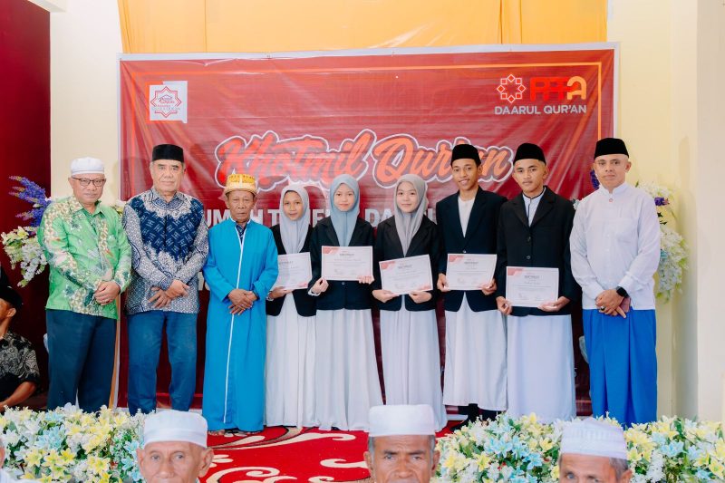 Foto bersama Staf Ahli Bupati, H. Imrat Idrus dan sejumlah santri didampingi Direktur Rumah Tahfidz Sofyan Labuha.