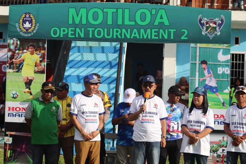 Bupati James saat memberikan sambutan pembukaan turnamen Motilo'a Cup II. (Aden)