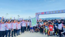 Bupati Bassam Kasuba saat melepas peserta Fun Run.