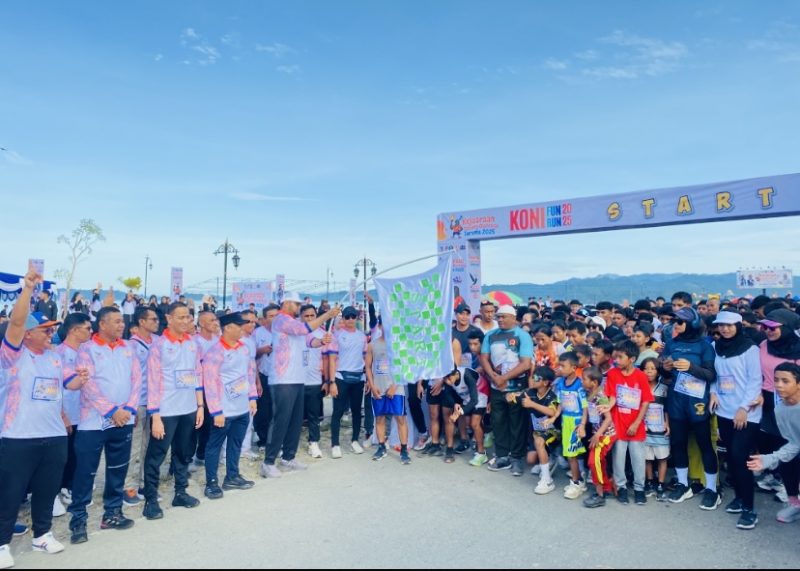 Bupati Bassam Kasuba saat melepas peserta Fun Run.