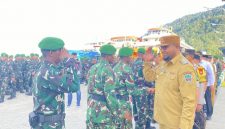 Bupati Halsel, Hasan Ali Bassam Kasuba di dampingi Forkompimda, Sekda Safiun Radjulan saat menjemput personil Batalyon 867/Satria Manggasa di Pelabuhan Babang, Senin (24/11/2025).