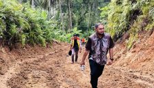 Bupati Bassam Kasuba bersama tim PUPR meninjau pembangunan ruas jalan Kaputusan-Indari, Jumat (28/11/2025)
