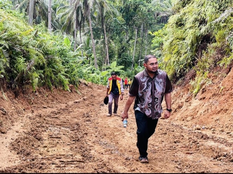 Bupati Bassam Kasuba bersama tim PUPR meninjau pembangunan ruas jalan Kaputusan-Indari, Jumat (28/11/2025)