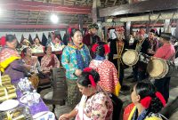 Sekum PP GMKI Jesica Ester Worouw, S.H., dianugerahi gelar adat Masoles Ji’o Ma Jojaga oleh masyarakat adat Suku Sahu di Desa Gamomeng. (Istimewa)