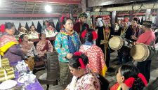 Sekum PP GMKI Jesica Ester Worouw, S.H., dianugerahi gelar adat Masoles Ji’o Ma Jojaga oleh masyarakat adat Suku Sahu di Desa Gamomeng. (Istimewa)