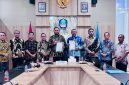 Bupati Bassam Kasuba bersama Direktur UT Ternate saat menandatangani MoU di ruang rapat Bupati, Kamis (13/11/2025).