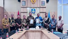 Bupati Bassam Kasuba bersama Direktur UT Ternate saat menandatangani MoU di ruang rapat Bupati, Kamis (13/11/2025).