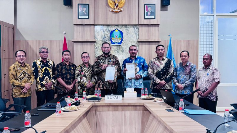 Bupati Bassam Kasuba bersama Direktur UT Ternate saat menandatangani MoU di ruang rapat Bupati, Kamis (13/11/2025).