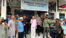 Gubernur Serly saat menyampaikan perlunya percepatan penyelesaian tapal batas Domato–Dehe di Kantor Camat Jailolo Selatan.